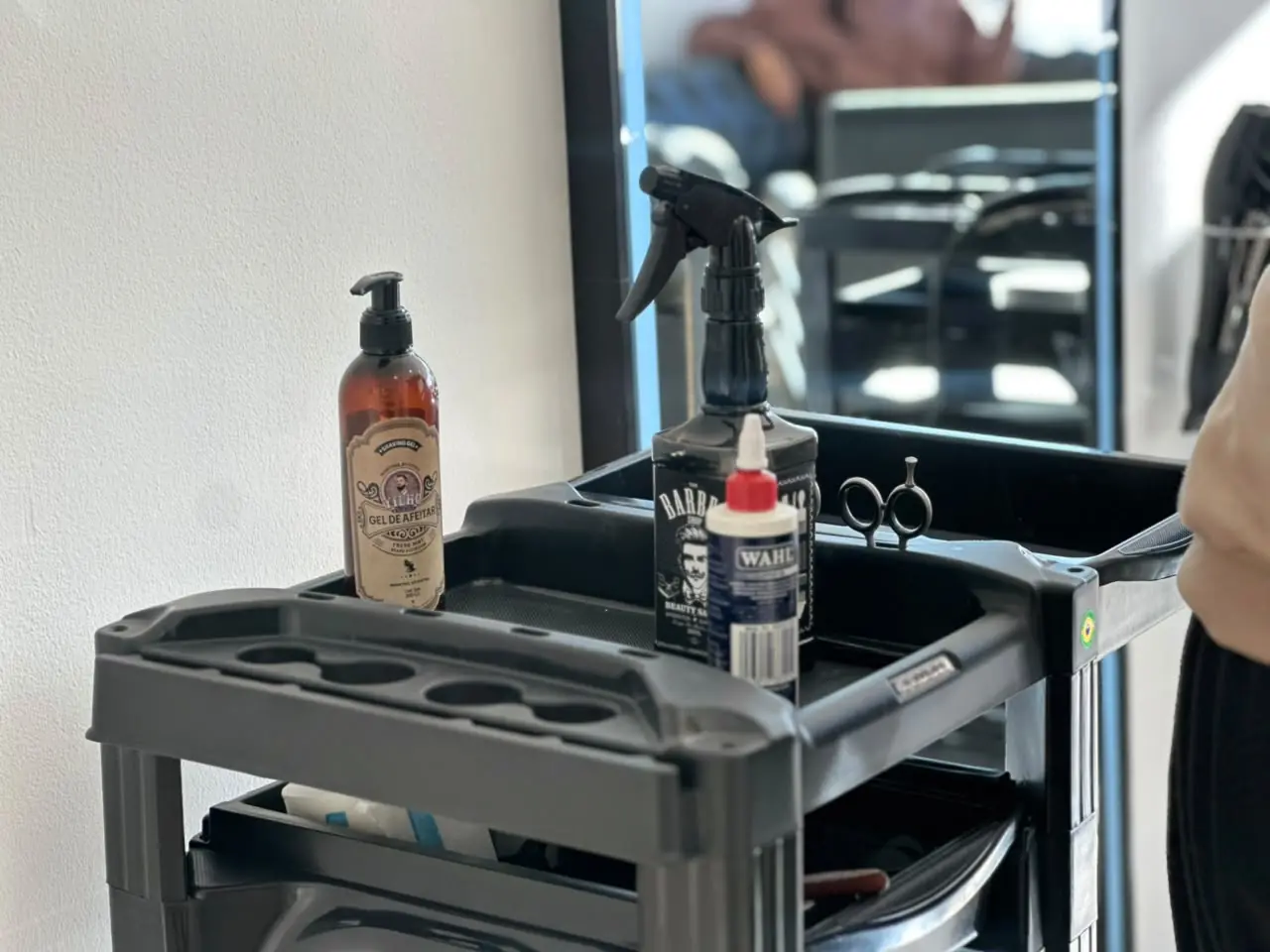 El carro de trabajo con tijera, gel de afeitar y rociador
